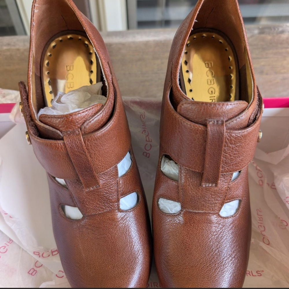 BCBGMAXAZRIA Women's Tan Leather Mules